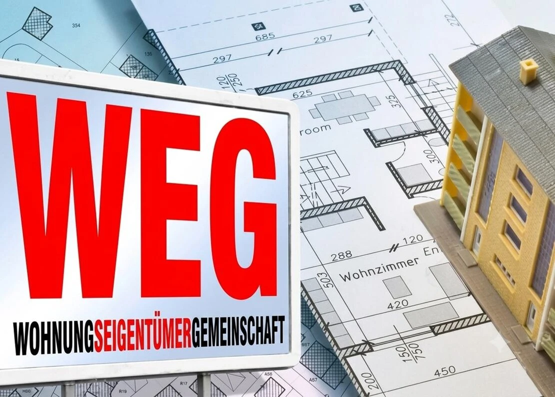 Eigentümergemeinschaft in einer Besprechung mit dem Verwalter