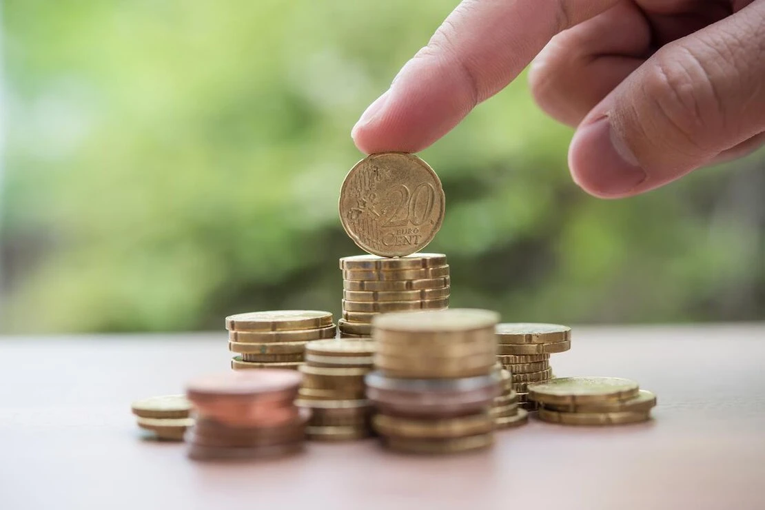 Beratungsgespräch zu Fördermitteln am Schreibtisch