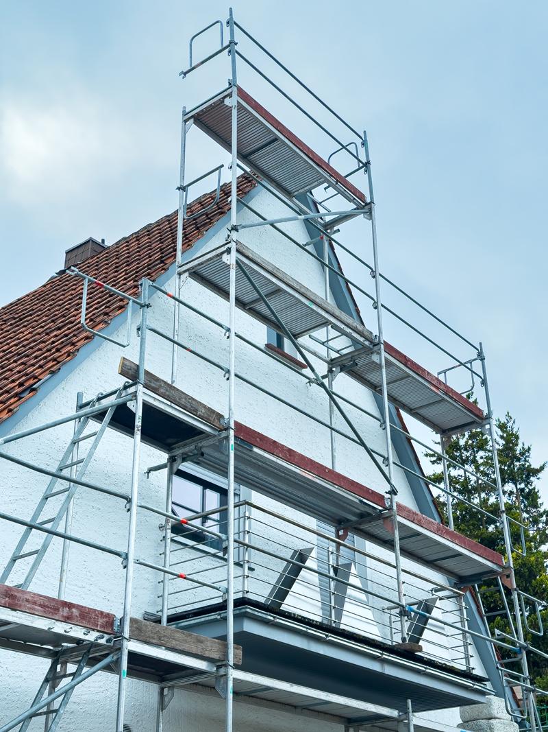 Mehrfamilienhaus mit Gerüst während einer Sanierungsmaßnahme